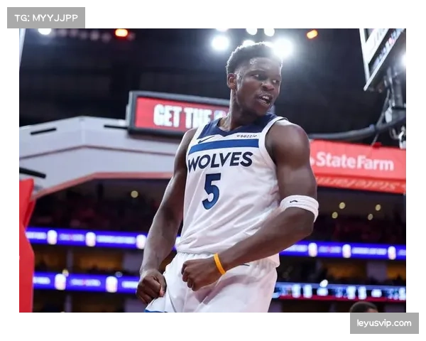 爱德华兹暴力扣篮结合三分投射 展现新生代得分手全面性